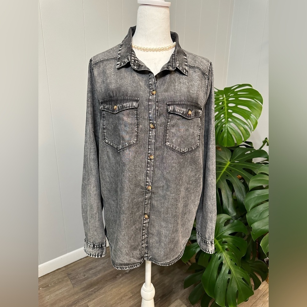 🛍️ men Vigoss fade black button down shirt
Size : “check the measurements”